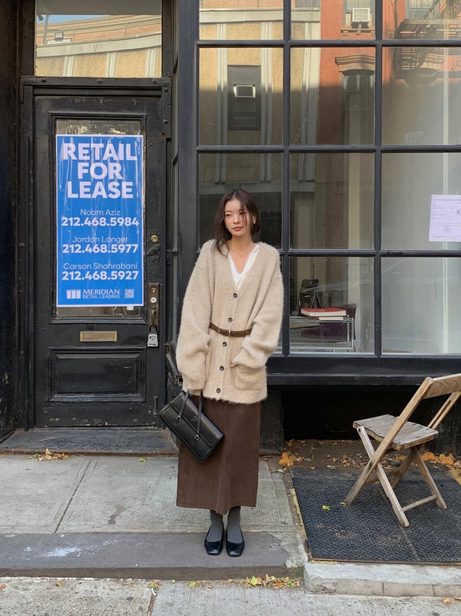 Nâu luôn có chỗ đứng riêng trong thời trang mùa lạnh nhờ cảm giác ấm áp và gần gũi. 