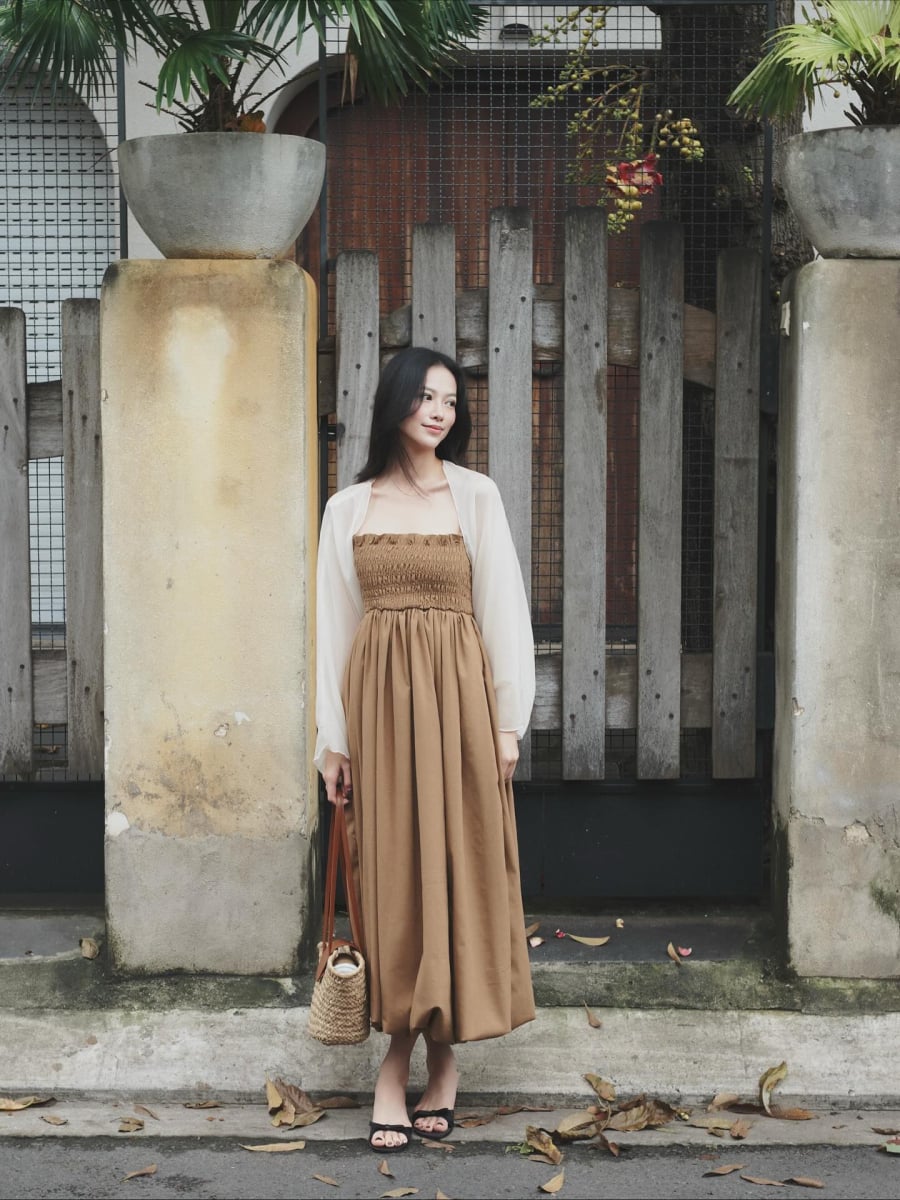 Phương Khánh xuất hiện trong chiếc váy babydoll màu be kết hợp cùng áo choàng voan mỏng.