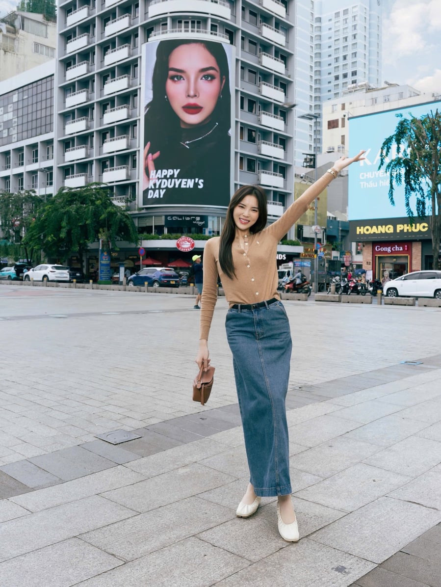 Kỳ Duyên lại chọn cách phối trang phục mang hơi hướng thanh lịch và gọn gàng