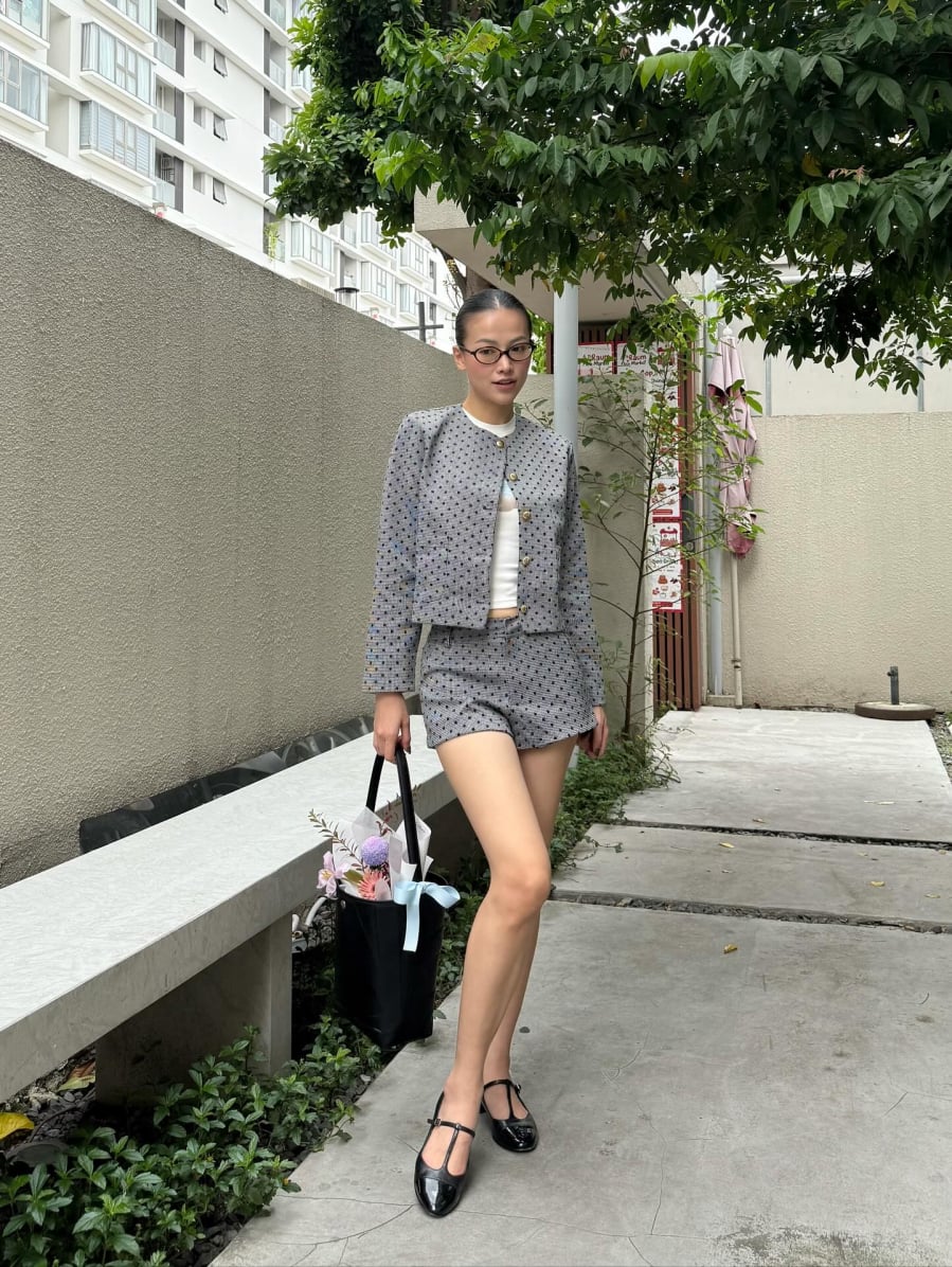 Phương Khánh cũng khiến nhiều người thích thú khi diện một bộ đồ ngắn mùa đông mang họa tiết chấm bi đồng bộ.