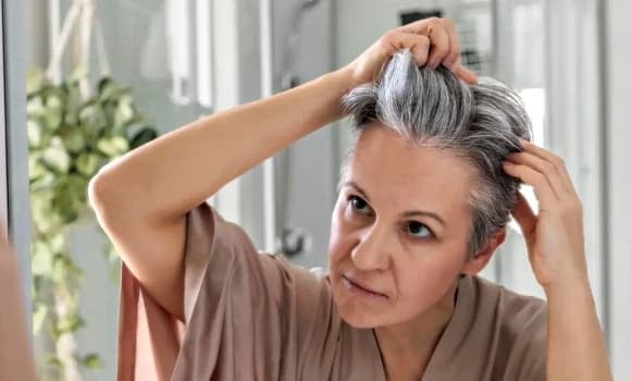 Giáo sư Emi Nishimura, người đứng đầu nghiên cứu, cho biết phát hiện này giúp giải thích mối liên hệ giữa quá trình bạc tóc và ung thư tế bào hắc tố.    