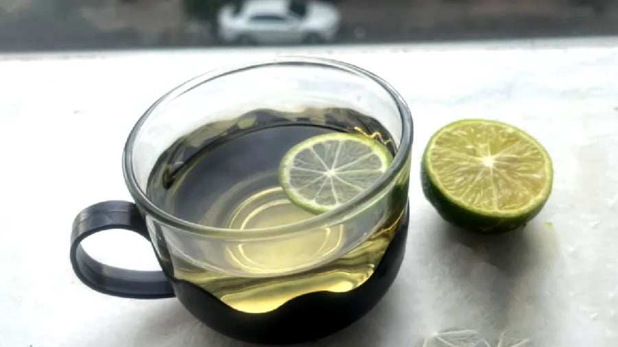 Uống nước chanh vào buổi sáng mang lại lợi ích cho sức khỏe. Tuy nhiên, loại đồ uống này không phù hợp với tất cả mọi người.