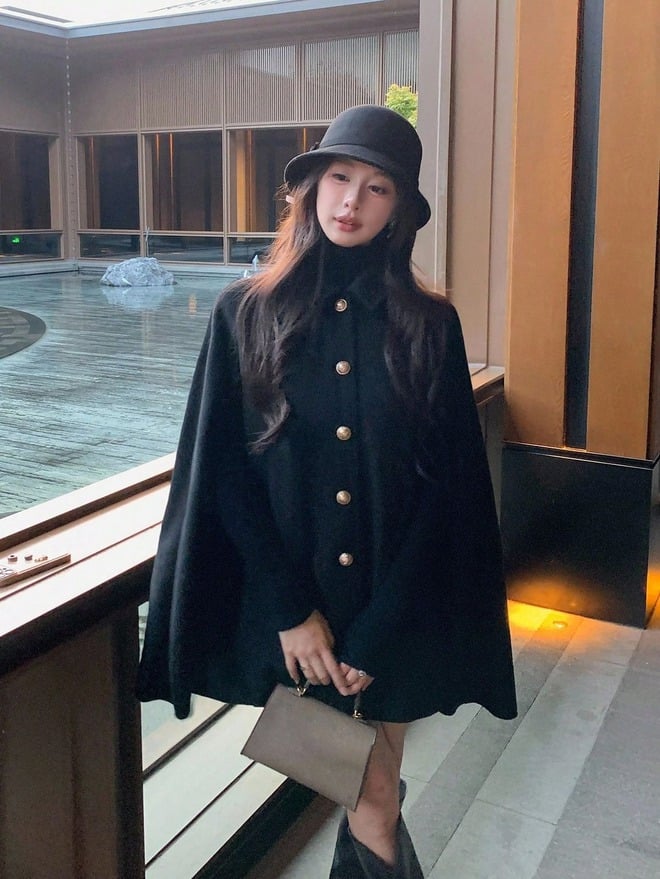 Trong các dáng không tay, cape luôn chiếm được cảm tình của nhiều người nhờ sự pha trộn giữa nét cổ điển và hiện đại