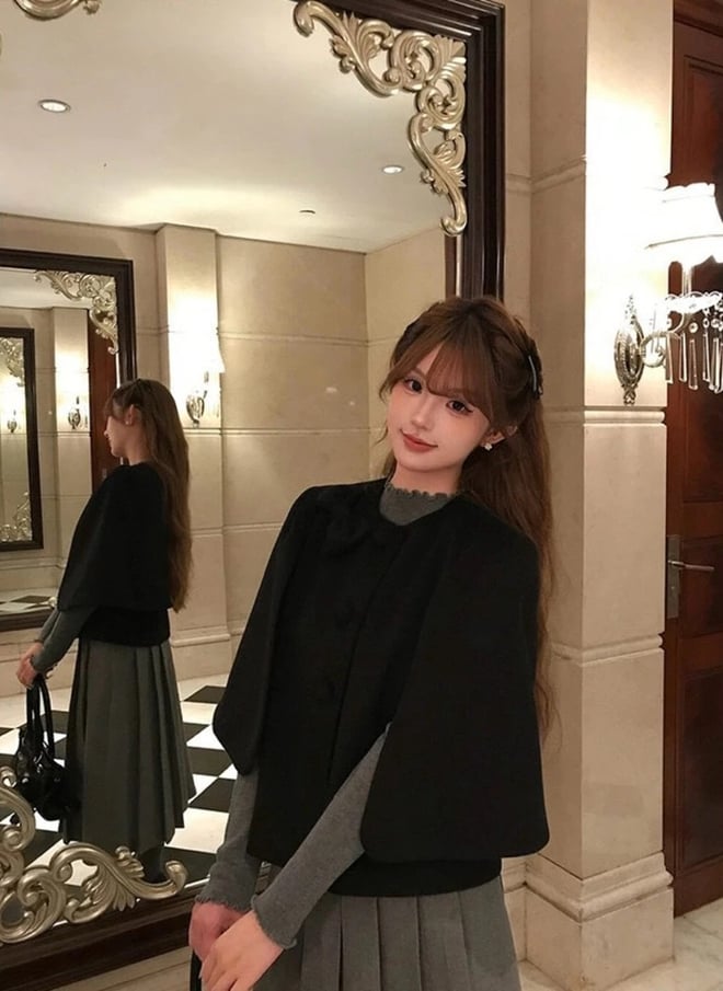 Nếu cape đại diện cho sự thanh lịch, thì dáng cánh dơi lại mang năng lượng phóng khoáng, trẻ trung.