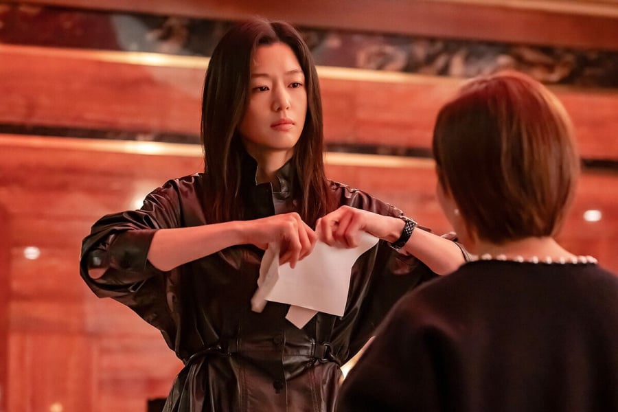 Phương châm của cô rất rõ ràng: bảo vệ da luôn là ưu tiên hàng đầu, quan trọng hơn bất kỳ lớp trang điểm nào.