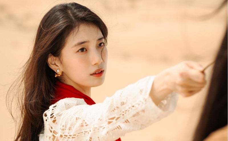 Theo cô, khi da được cung cấp đủ nước, độ bóng khỏe sẽ tự xuất hiện mà không cần đến bất kỳ thủ thuật trang điểm nào.