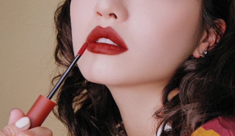 Để đôi môi trở nên trẻ trung và mềm mại hơn, việc xử lý phần viền môi là bước mở đầu quan trọng