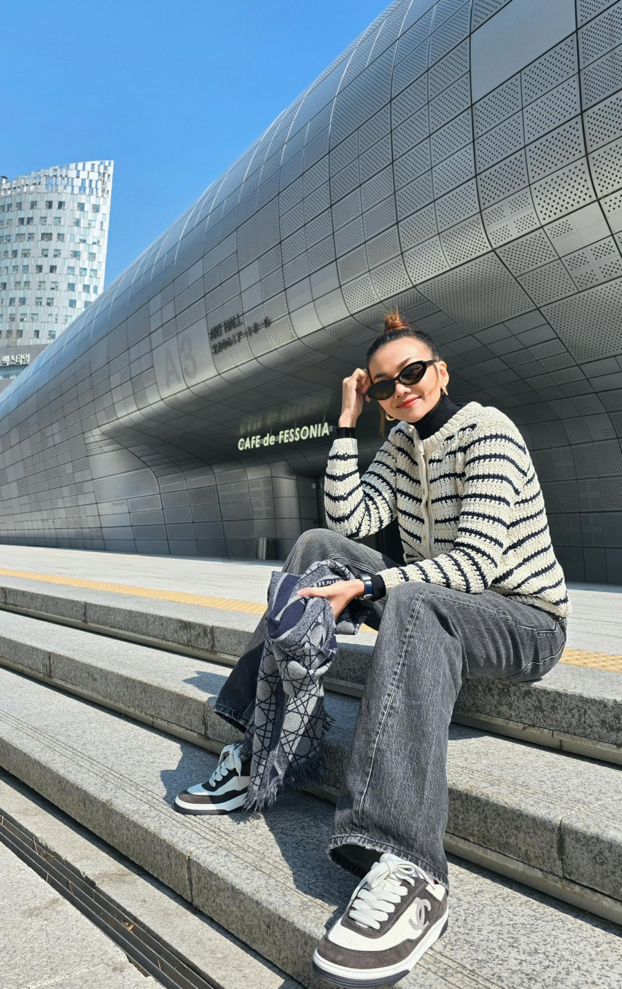 Tâm điểm của bộ cánh trên chính là chiếc áo cardigan họa tiết. Mẫu áo này tạo sự nổi bật, trẻ trung cho cả outfit. 