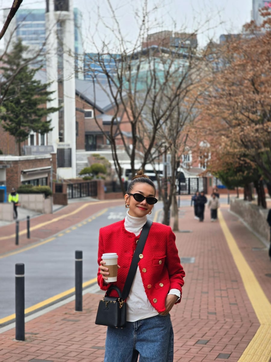 Áo khoác vải tweed chính là biểu tượng của sự sang chảnh.