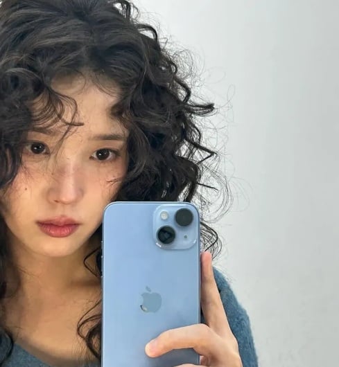 Lần này, việc chọn kiểu tóc xoăn hippie đã giúp cô khoe trọn vẻ đẹp trẻ trung, năng động