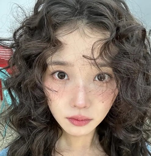 Diện mạo mới của IU cùng kiểu tóc xoăn hippie mang đến nhiều cảm hứng cho các cô gái yêu thích phong cách phóng khoáng nhưng vẫn muốn giữ nét nữ tính.    