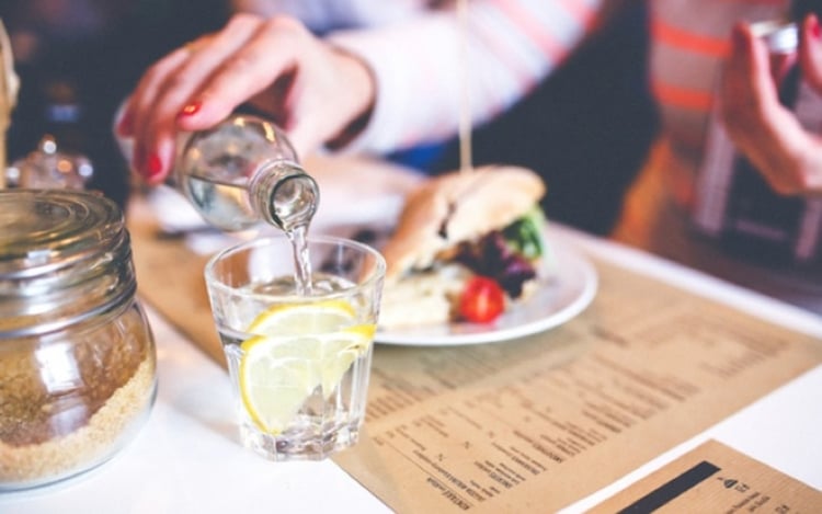 Uống 1 cốc nước trước bữa ăn 15 phút. (Ảnh minh họa)