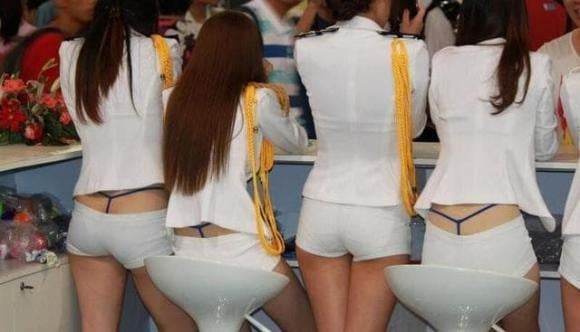 Thiết kế đơn giản, ôm sát cơ thể giúp phô diễn đường cong và sự quyến rũ của người mặc.