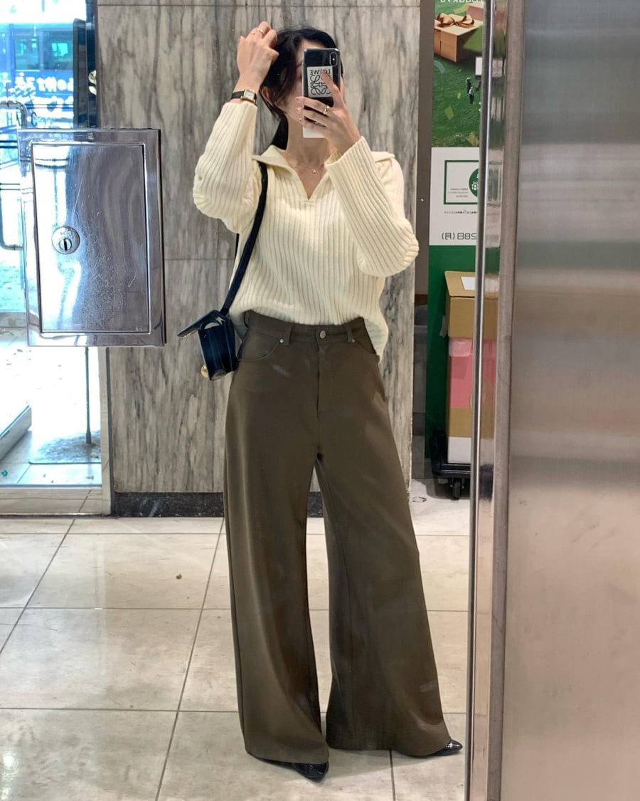 Áo len trắng luôn có sức hút riêng nhờ sự tinh khôi và trong trẻo, đặc biệt phù hợp với những ngày thời tiết âm u.