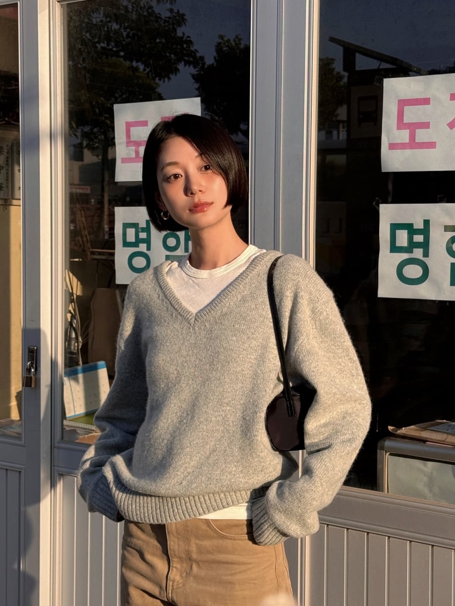 Áo len xám luôn thuộc nhóm những món đồ an toàn nhưng lại mang đến vẻ hiện đại đặc trưng.