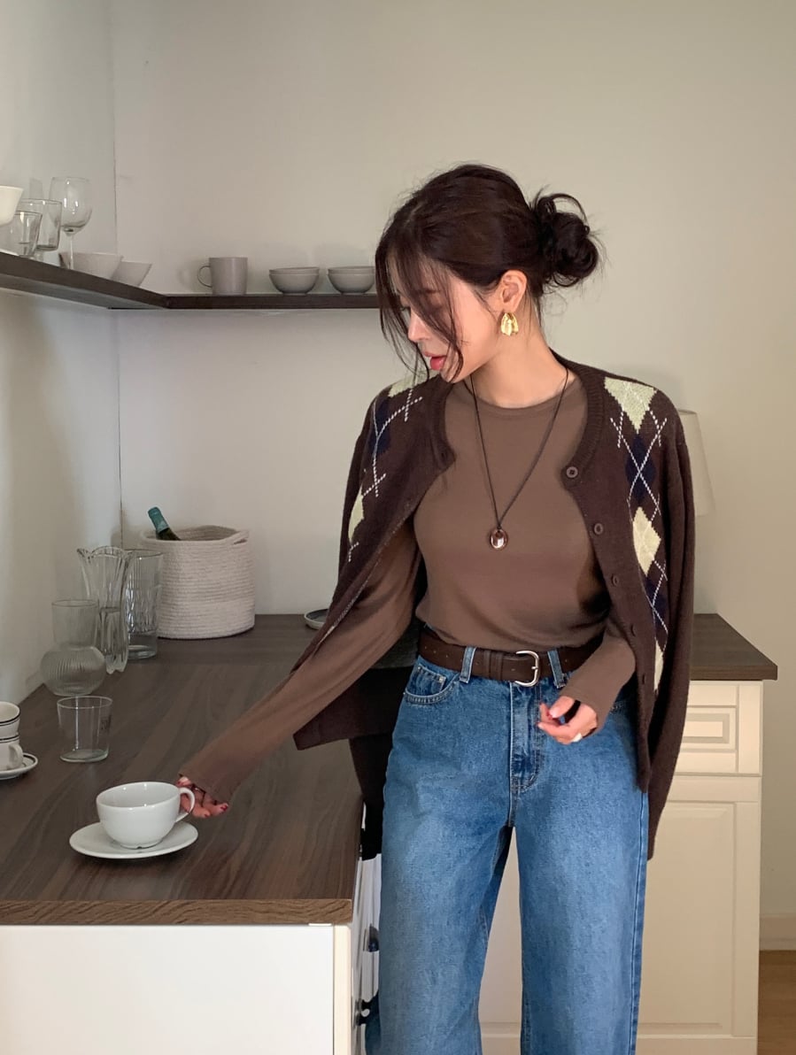 Chỉ trong vài phút, bạn đã có một outfit đủ ấm áp cho thời tiết lạnh, lại vẫn giữ được vẻ gọn gàng và phong cách.