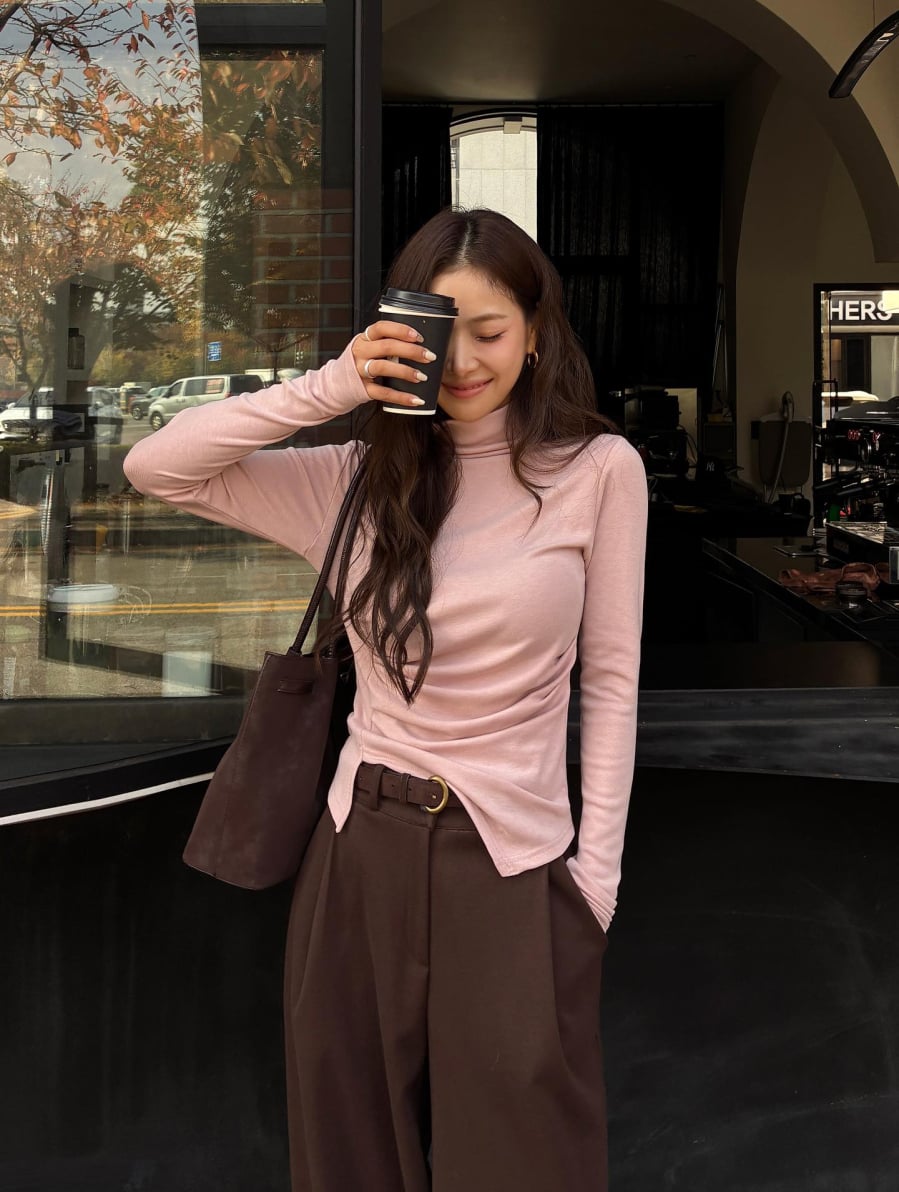  Bạn chỉ cần khoác lên áo thun màu trung tính và phối cùng một chiếc quần jeans hoặc quần vải là đã có ngay một outfit hợp mắt,