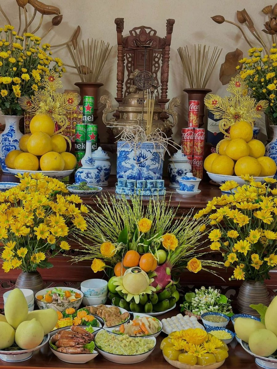 Ban thờ gia tiên cũng có thể thắp hương hàng ngày nhưng thực tế cuộc sống bận rộn nên tạo ra tập tục thắp hương ngày mùng 1, hôm rằm