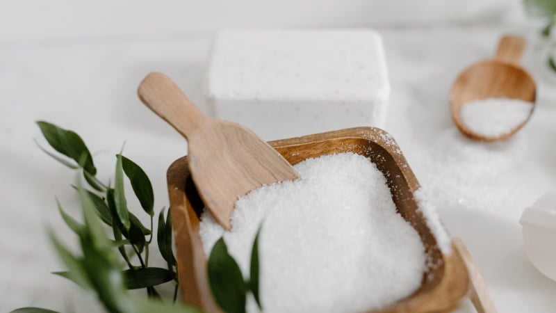  Muối hút ẩm và ngăn chặn sự phát triển của vi khuẩn trong thùng gạo.