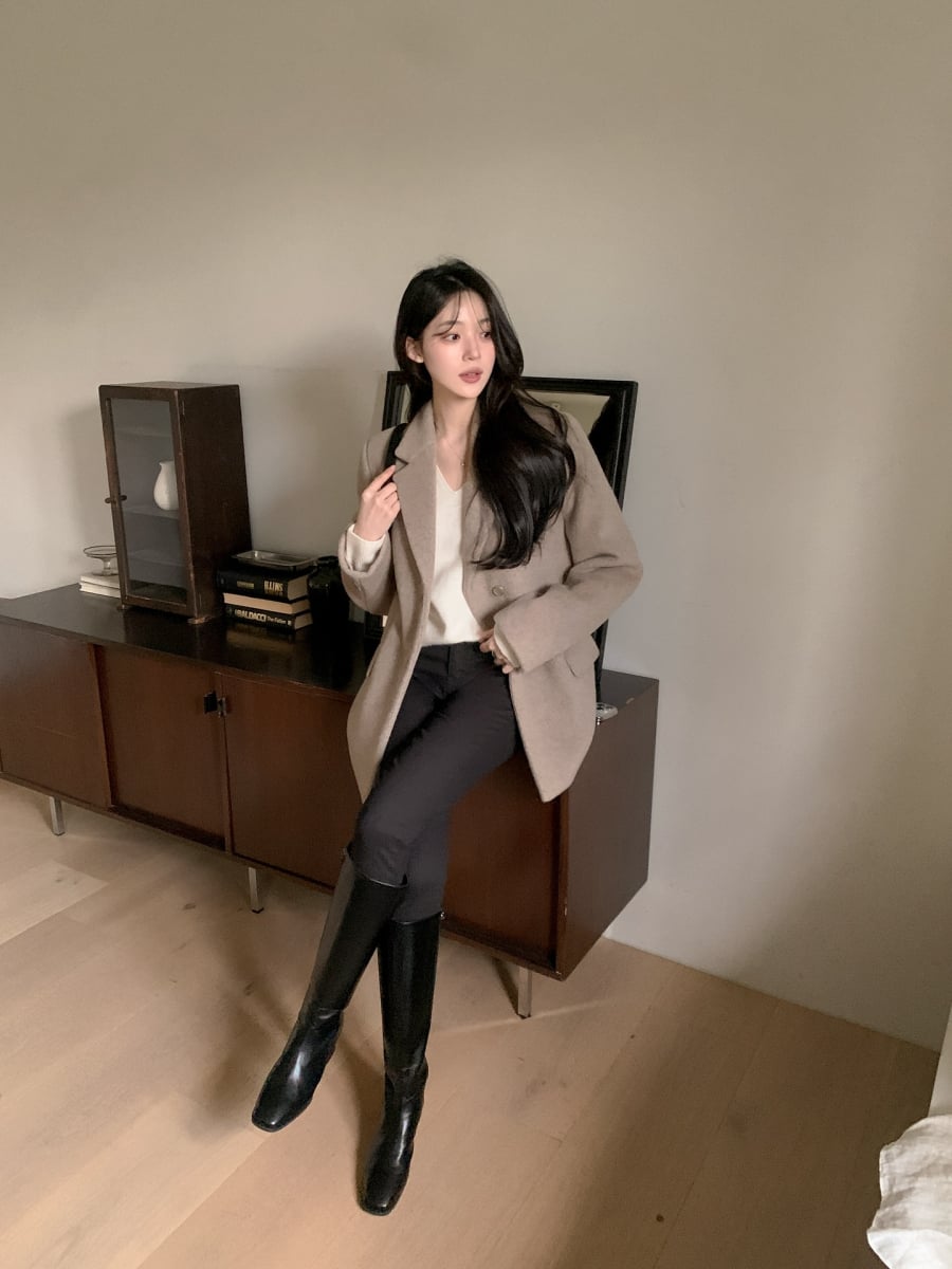 Những ai thích sự thoải mái nhưng vẫn muốn dáng người trông cao ráo sẽ rất phù hợp với bộ đôi quần ống gọn và boots cao cổ.