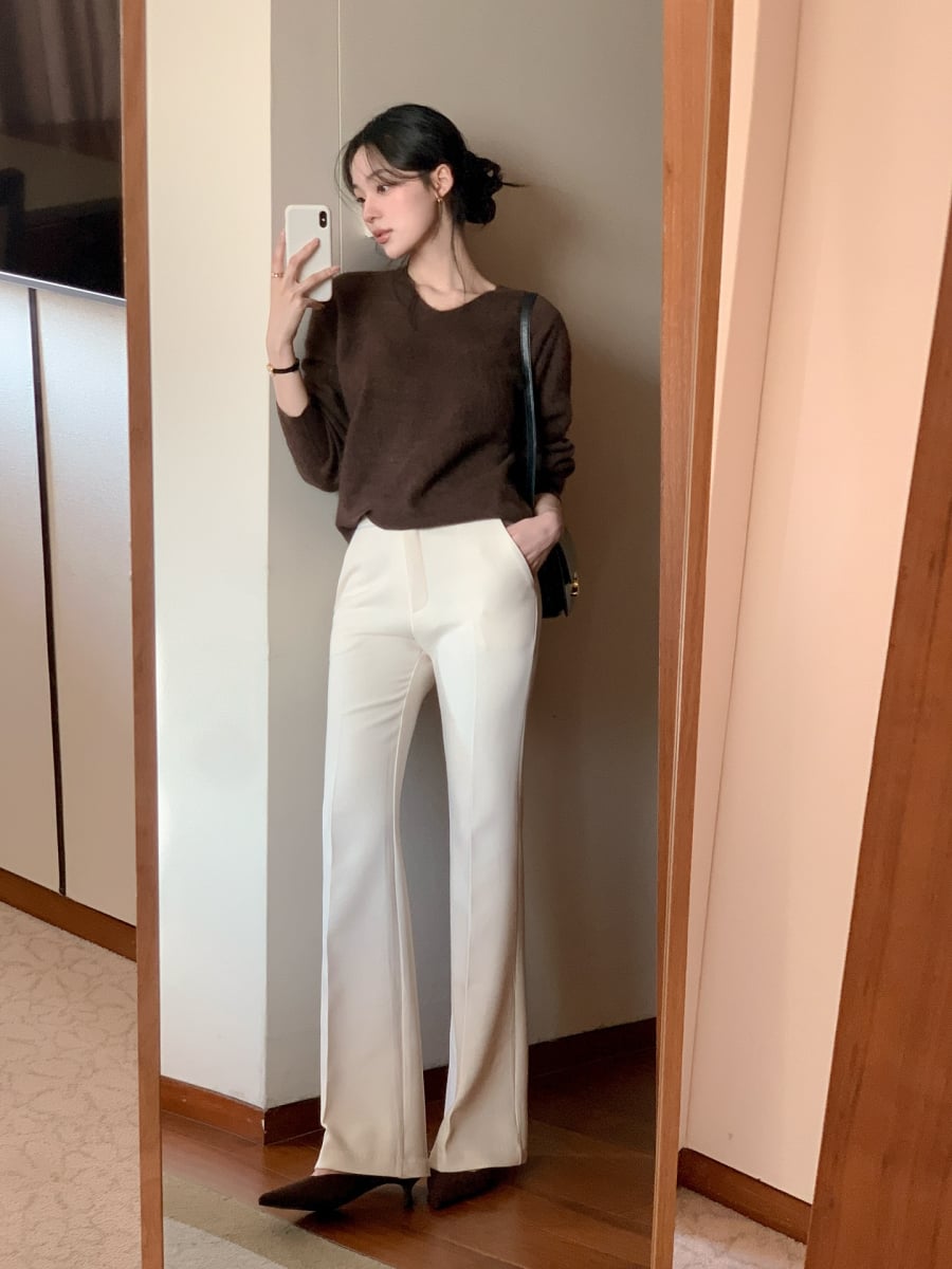 Nếu muốn đôi chân vừa dài vừa thon gọn, quần ống loe là món đồ bạn nên có trong tủ đồ mùa đông