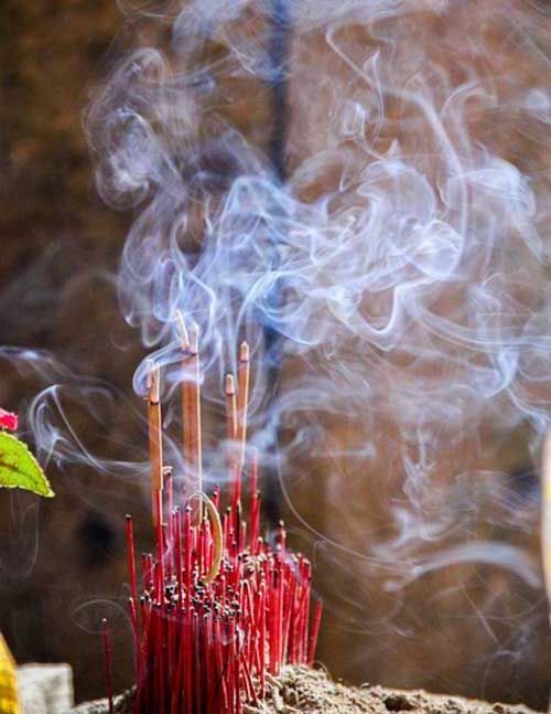Thắp hương mang ý nghĩa tâm linh sâu sắc