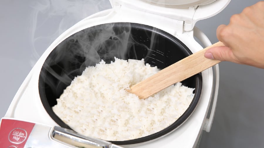 Xới cơm một lần được coi là đại kỵ trong bữa ăn của người Việt.