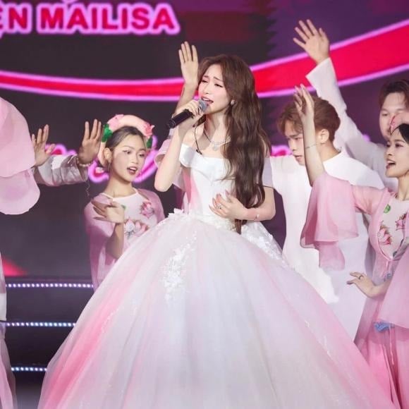 Quang Hùng MasterD và Hòa Minzy trong một concert của Mailisa    