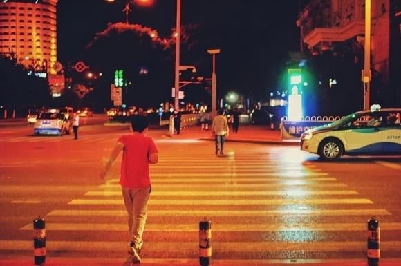 Thời tiết cũng là nguyên nhân khiến trẻ dễ mắc bệnh khi ra ngoài buổi tối. 