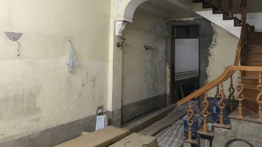 Nhà có mùi hôi, ẩm mốc, tối tăm không chỉ ảnh hưởng đến sức khỏe, tâm trạng của các thành viên trong gia đình mà còn được coi là dấu hiệu mất lộc trong phong thủy.