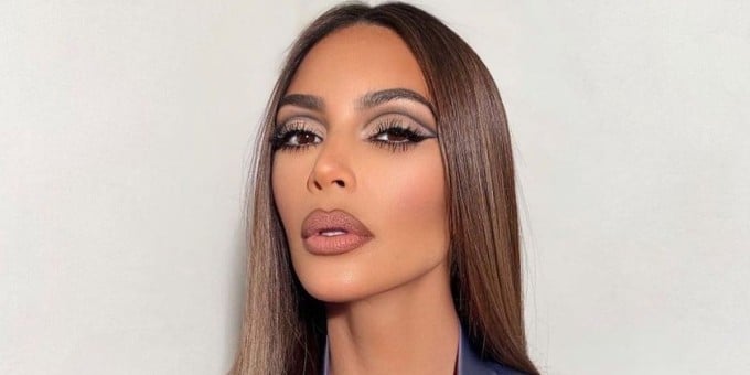 Việc dùng chì kẻ môi quá đậm để tạo đường viền rõ ràng có thể khiến các nếp nhăn xung quanh miệng lộ rõ hơn. 