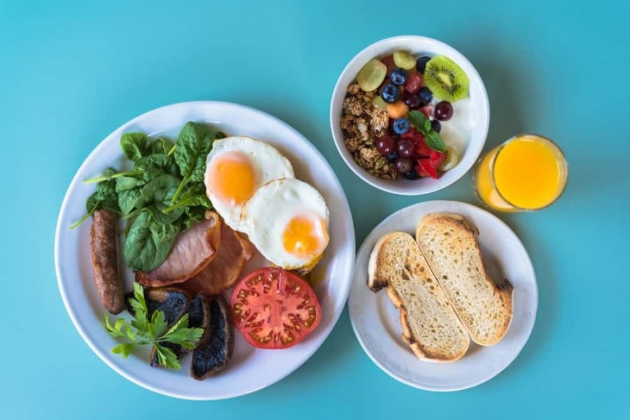 Vì ban đêm hệ tiêu hóa vẫn tiếp tục làm việc để tiêu hóa thức ăn còn lại, nên ăn sáng trong khoảng 7h-9h sẽ giúp cơ thể hấp thu dưỡng chất tốt nhất.    