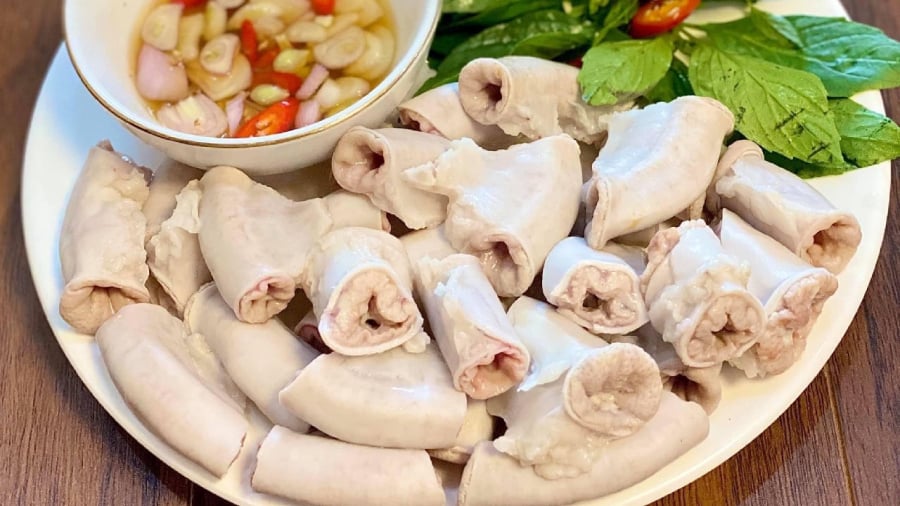 Lòng lợn luộc có thể chấm với mắm tỏi hoặc mắm tôm tùy sở thích.