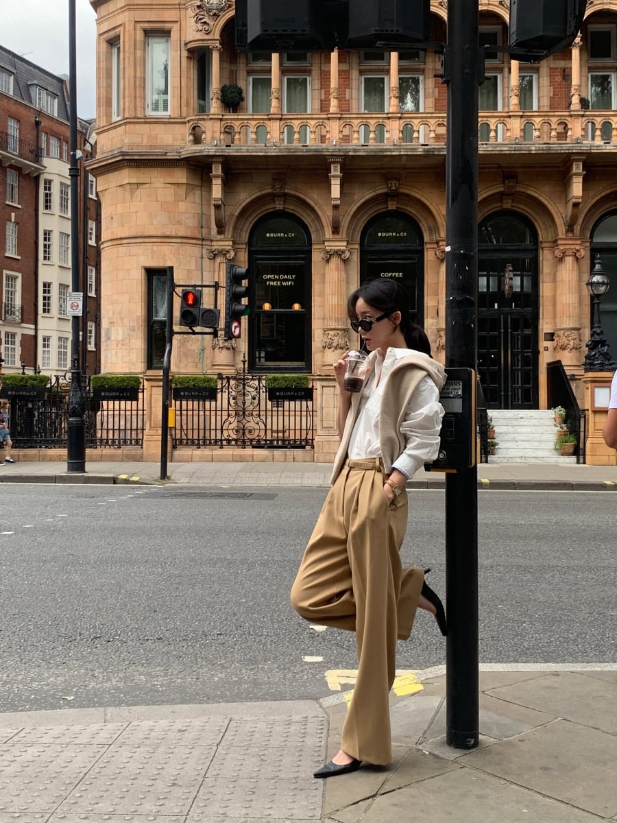 Quần âu ống suông luôn nằm trong danh sách trang phục kinh điển cho mùa lạnh nhờ khả năng tôn dáng và mang lại sự ấm áp.