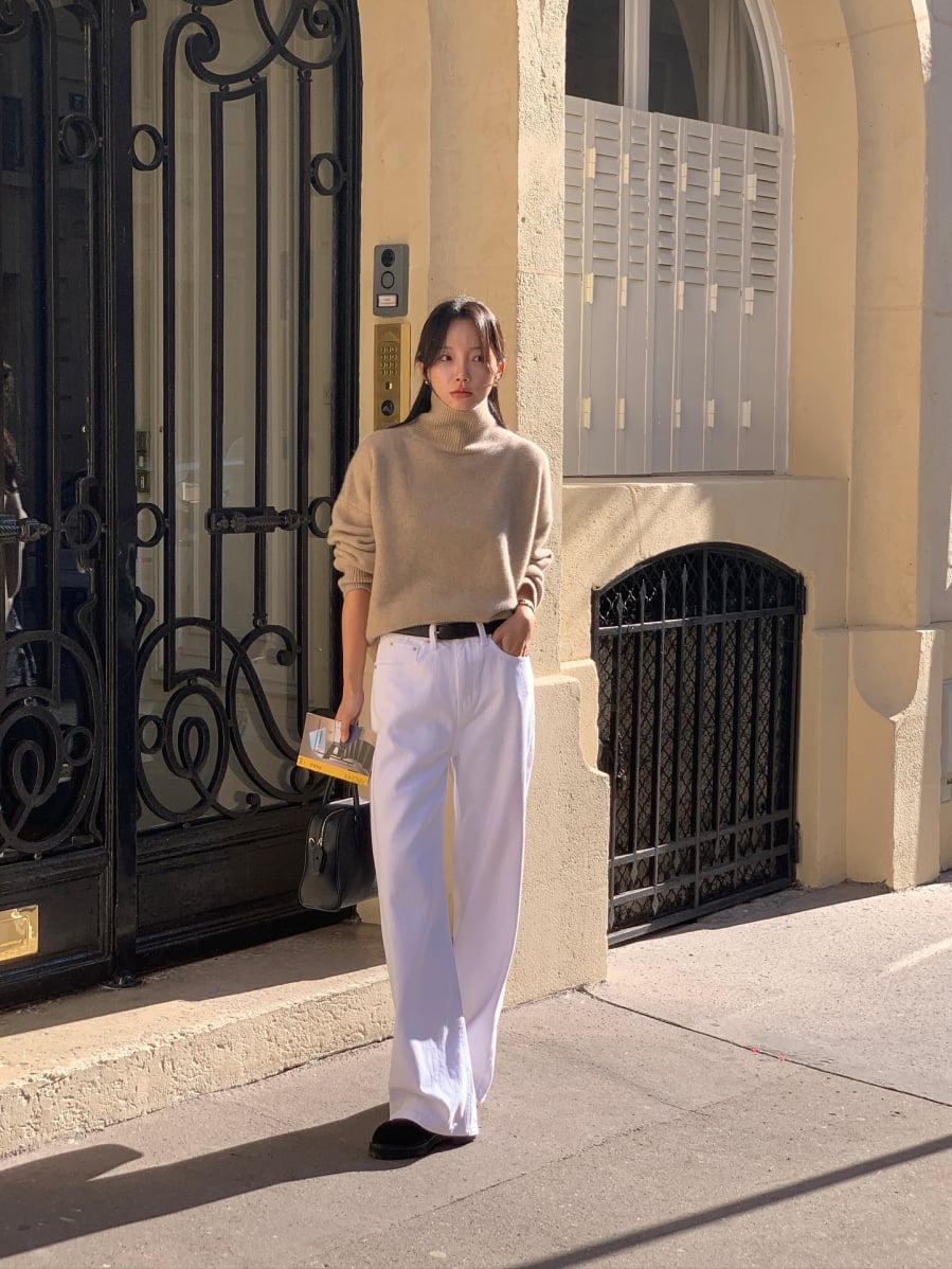 Màu trắng mang đến cảm giác tươi sáng, tạo hiệu ứng thanh lịch và giúp tổng thể trang phục nổi bật hơn