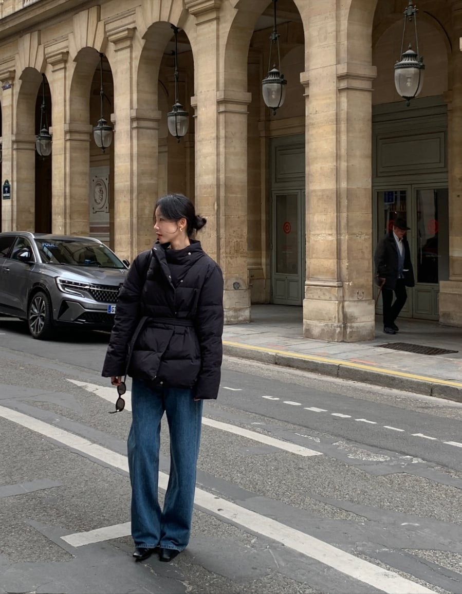 Quần jeans ống suông là lựa chọn tuyệt vời cho mùa đông nhờ sự bền bỉ và khả năng giữ ấm tự nhiên của chất liệu denim