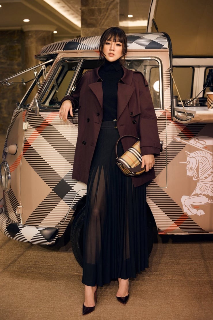 Set đồ này vừa giữ được sự ấm áp, vừa thể hiện gu thẩm mỹ tinh tế, hiện đại.