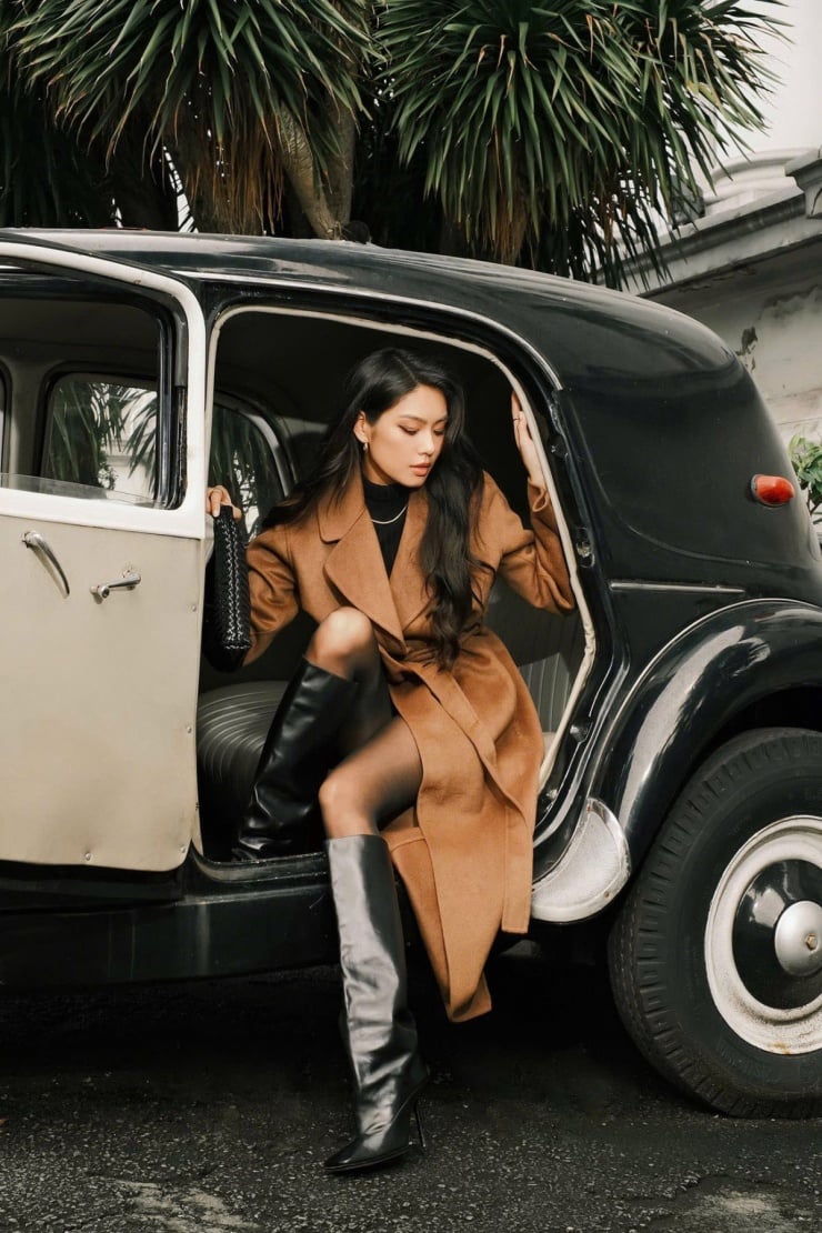 Phối đồ đồng tông giúp tổng thể trang phục liền mạch, tạo cảm giác thanh lịch nhưng vẫn cá tính