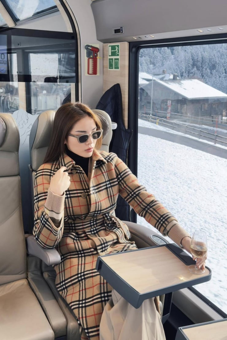 Chiếc áo khoác kẻ ô Burberry của Kỳ Duyên đủ sức nổi bật