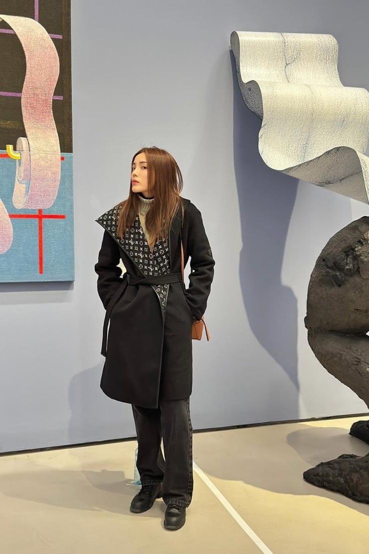 Cách phối này vừa tôn dáng, vừa đem đến cảm giác sang trọng nhưng không phô trương.