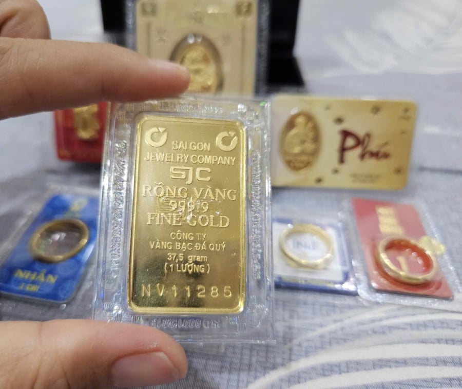 Tính đến 7h45 sáng 26/11, giá vàng miếng SJC tại Doji trên thị trường Hà Nội và TP.HCM được niêm yết quanh mức 150,9 – 152,9 triệu đồng/lượng (mua – bán), tăng 2,5 triệu đồng/lượng ở cả hai chiều so với hôm qua. Biên độ chênh lệch mua – bán là 2 triệu đồng/lượng.    