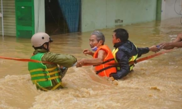Bộ Quốc phòng và Bộ Công an chỉ đạo các lực lượng tại chỗ hỗ trợ các địa phương trong việc tiếp nhận, vận chuyển và phân phát lương thực đến tận tay người dân tại những vùng bị chia cắt, cô lập.    
