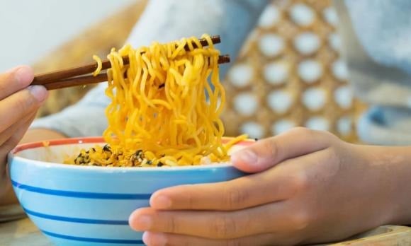 Bột mì tinh luyện trong mì tôm có chỉ số đường huyết cao, dễ chuyển hóa thành glucose nhanh chóng, khiến đường huyết tăng vọt rồi giảm nhanh. Điều này không chỉ ảnh hưởng đến độ nhạy insulin mà còn khiến cơn đói xuất hiện sớm hơn.