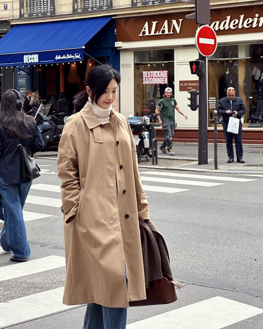 Trench coat là kiểu áo khoác đã xuất hiện từ lâu nhưng chưa bao giờ mất đi sức hút vì sự thanh lịch tự nhiên.