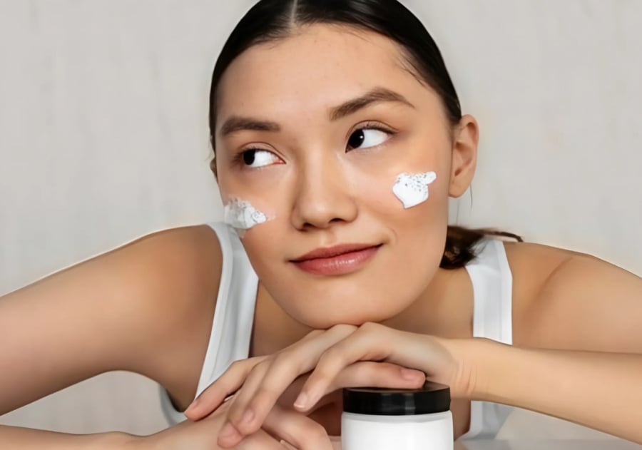 Nước vo gạo chứa nhiều vitamin nhóm B, khoáng chất và chất chống oxy hóa giúp làm dịu da, hỗ trợ phục hồi lớp màng ẩm