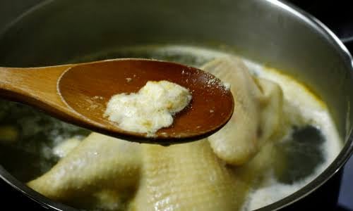 Muối giúp ổn định cấu trúc da, hạn chế tình trạng tróc – nứt khi luộc.