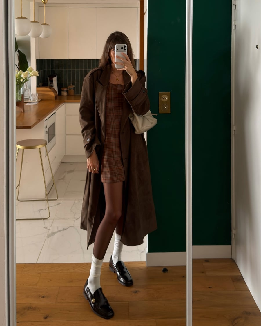 Phụ nữ Pháp thường chọn những kiểu dáng kinh điển như trench coat dài, blazer dáng rộng hoặc áo dạ suông thẳng.