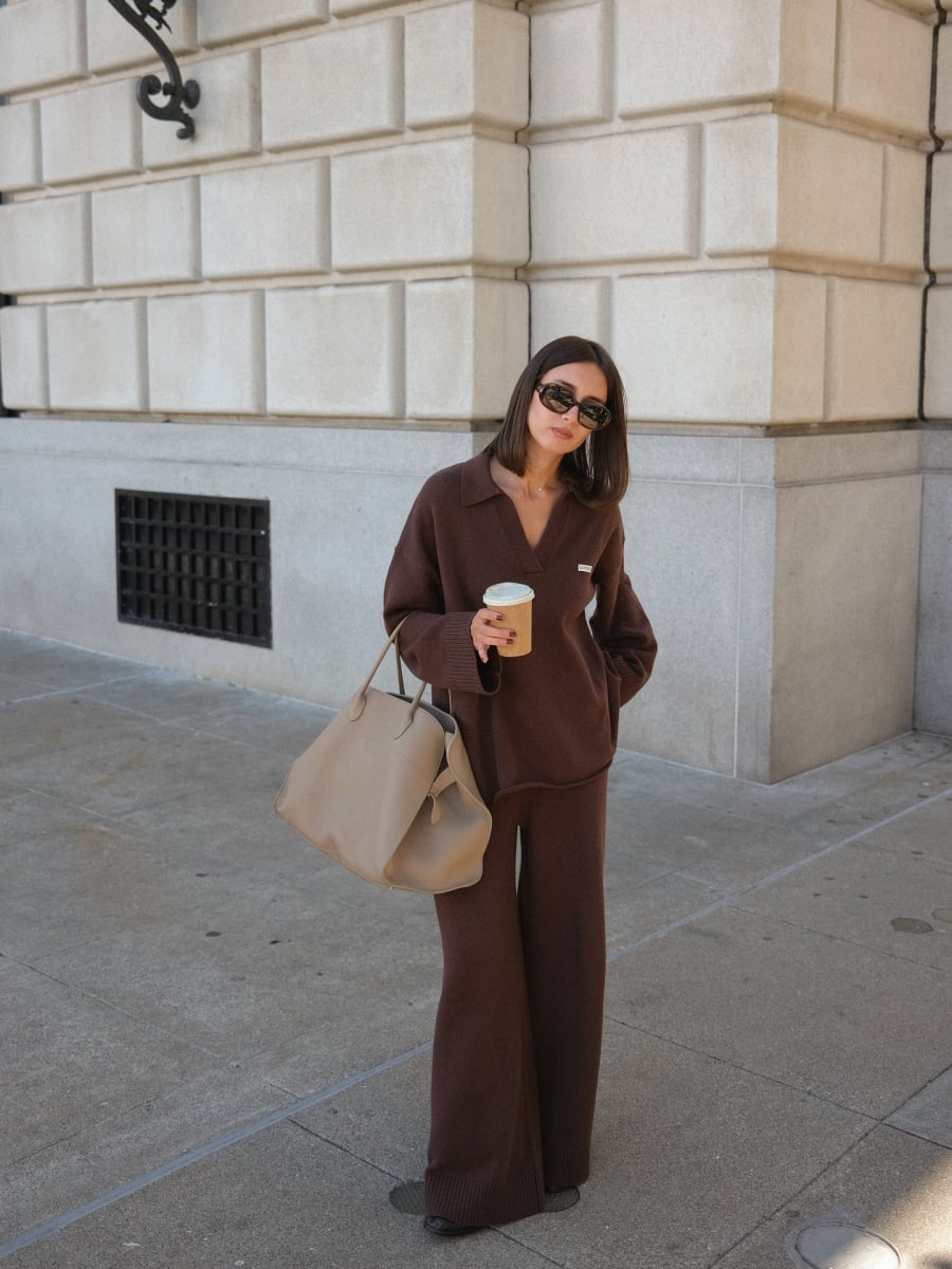 Những chiếc áo len màu nâu là minh chứng rõ ràng nhất cho phong cách thanh lịch không gắng sức của phụ nữ Pháp. 