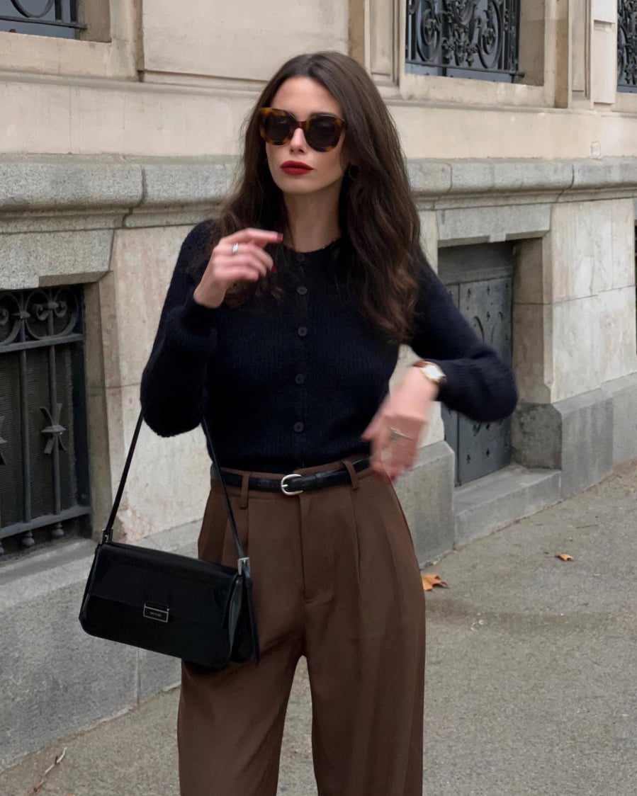 Nếu trước kia quần đen luôn là lựa chọn an toàn nhất cho mùa đông, thì hiện tại quần dài màu nâu đang trở thành xu hướng nổi bật.