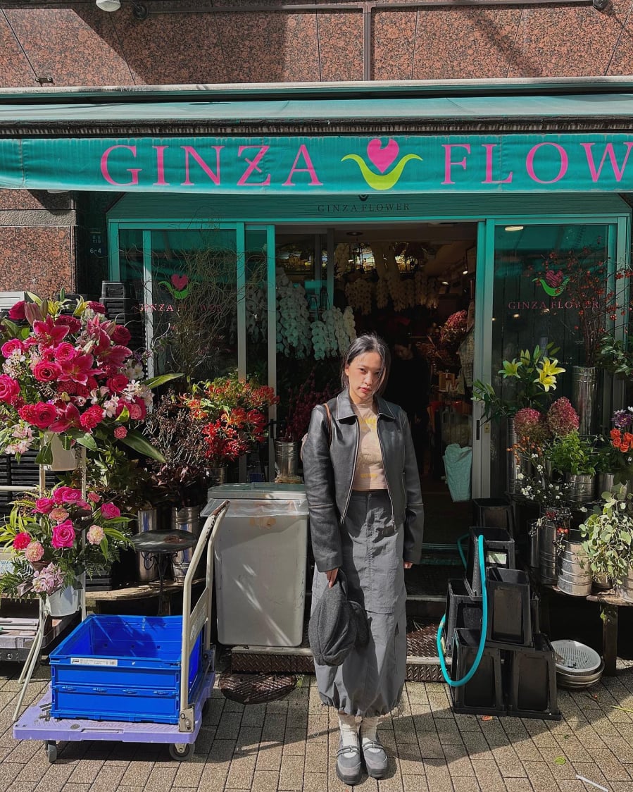 Áo khoác da vốn toát lên sự mạnh mẽ, hiện đại nhưng khi đi cùng các kiểu váy lại tạo nên sự hòa quyện đầy thú vị. 